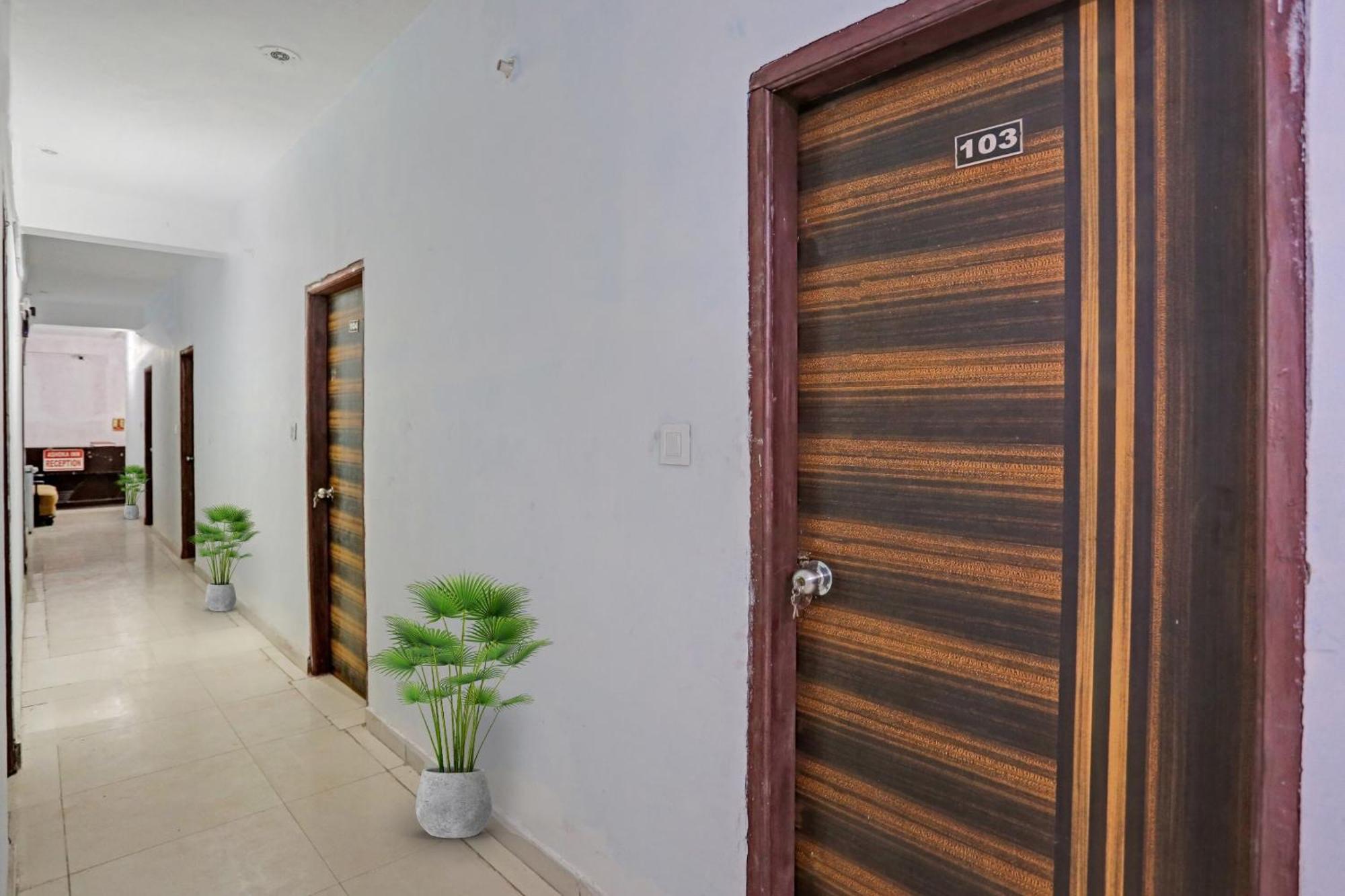 Hotel O Imperial Residency Near Dashrath Puri Metro Station Ню Делхи Екстериор снимка